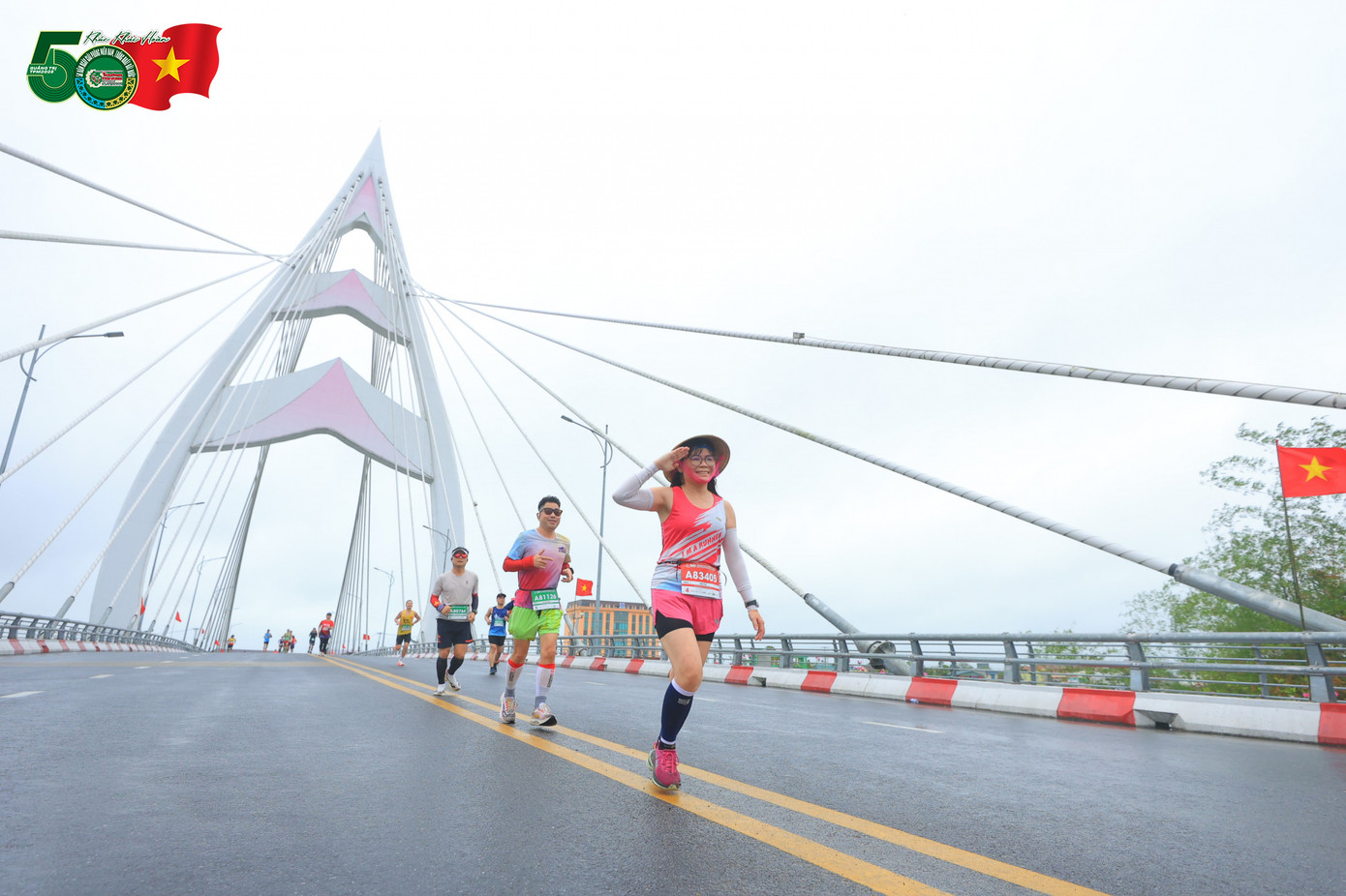 Chị Trần Thị Phượng trên đường chạy Tiền Phong Marathon 2025.