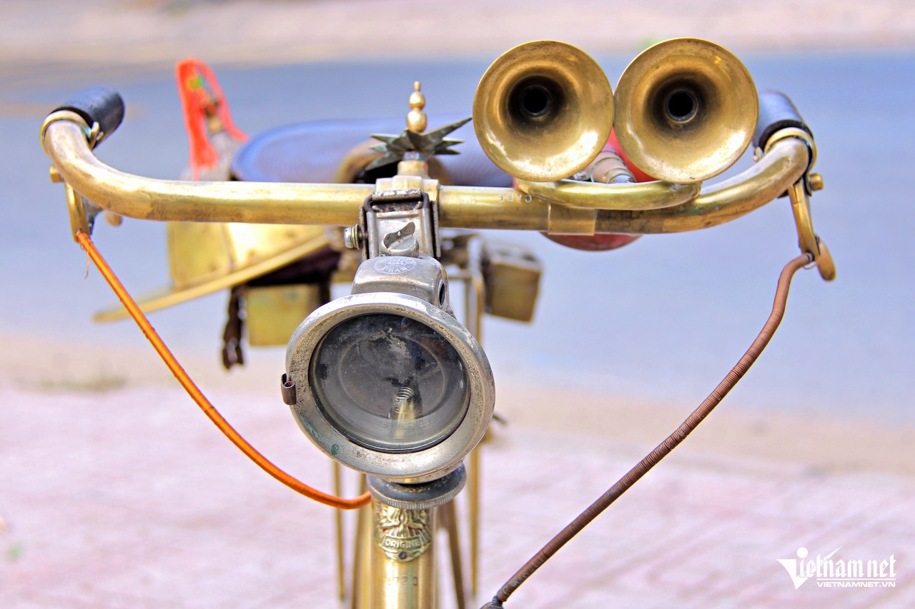 Phần trước xe nổi bật với đèn chiếu sáng, kèn, trong khi phần sau có yên được thiết kế lạ mắt cùng các hộp chứa hình chữ nhật. Ảnh: Hà Nguyễn.