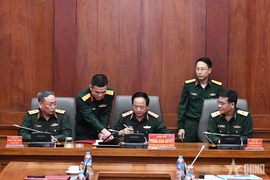 Thượng tướng Trịnh Văn Quyết ký xác nhận biên bản bàn giao.