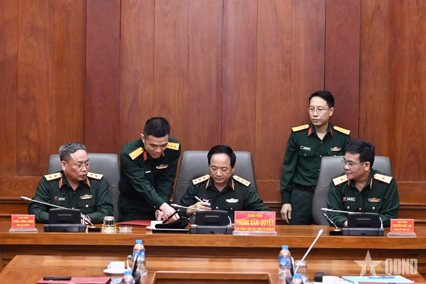 Thượng tướng Trịnh Văn Quyết ký xác nhận biên bản bàn giao. Thượng tướng Trịnh Văn Quyết ký xác nhận biên bản bàn giao.