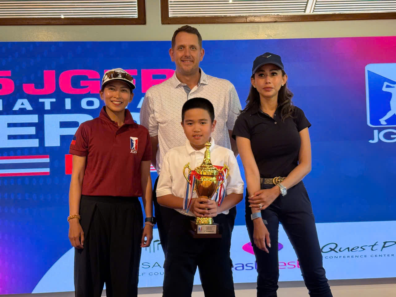 Golfer Phạm Hồng Quang nhận giải ba U12 & Under. Golfer Phạm Hồng Quang nhận giải ba U12 & Under.