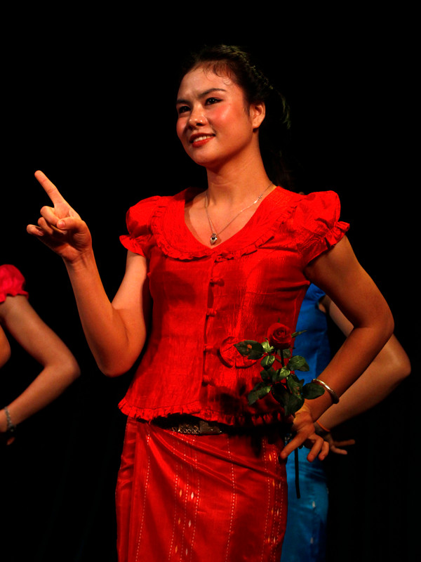 Điệu múa uyển chuyển của xứ sở Triệu Voi 