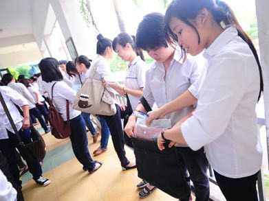 Học sinh Trường THPT Nhân Chính (Hà Nội) chuẩn bị vào phòng thi tốt nghiệp năm học 2012. Ảnh: Giang Huy. Học sinh Trường THPT Nhân Chính (Hà Nội) chuẩn bị vào phòng thi tốt nghiệp năm học 2012. Ảnh: Giang Huy