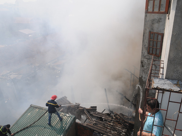 Nghề chữa cháy luôn đối mặt với những hiểm nguy khó lường. Ảnh: T.N