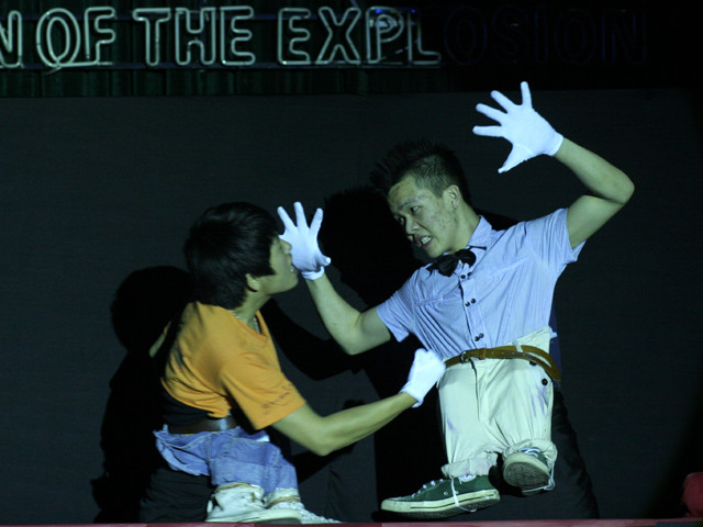 Tiết mục mở màn là hai nhân vật hay xung khắc, chạnh chọe nhau