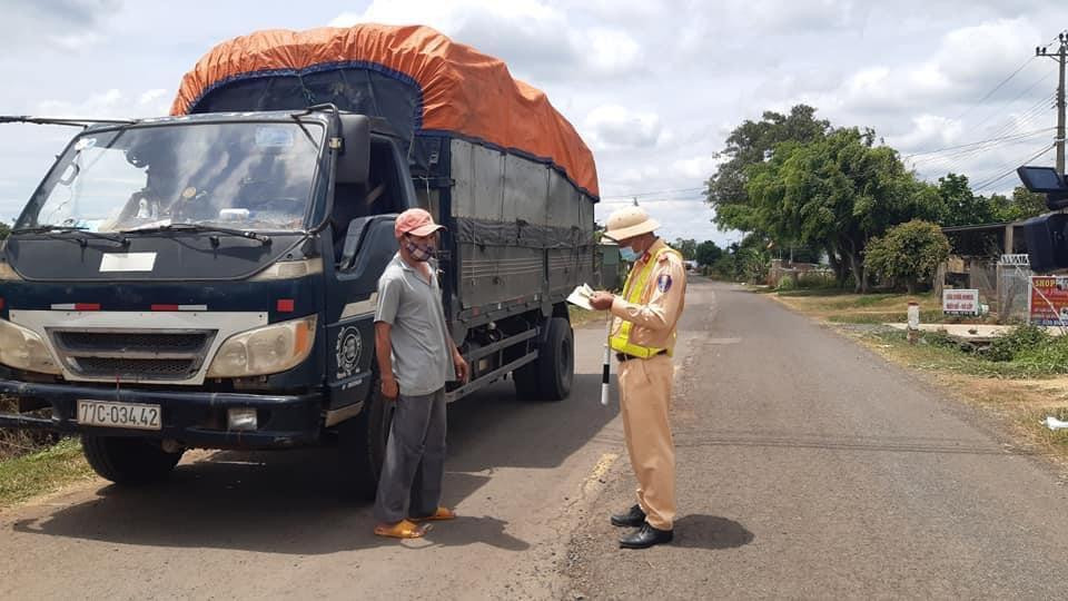 Lực lượng chức năng tại các chốt ở TP Buôn Ma Thuột kiểm tra xe 'luồng xanh' ra vào thành phố Lực lượng chức năng tại các chốt ở TP Buôn Ma Thuột kiểm tra xe 'luồng xanh' ra vào thành phố