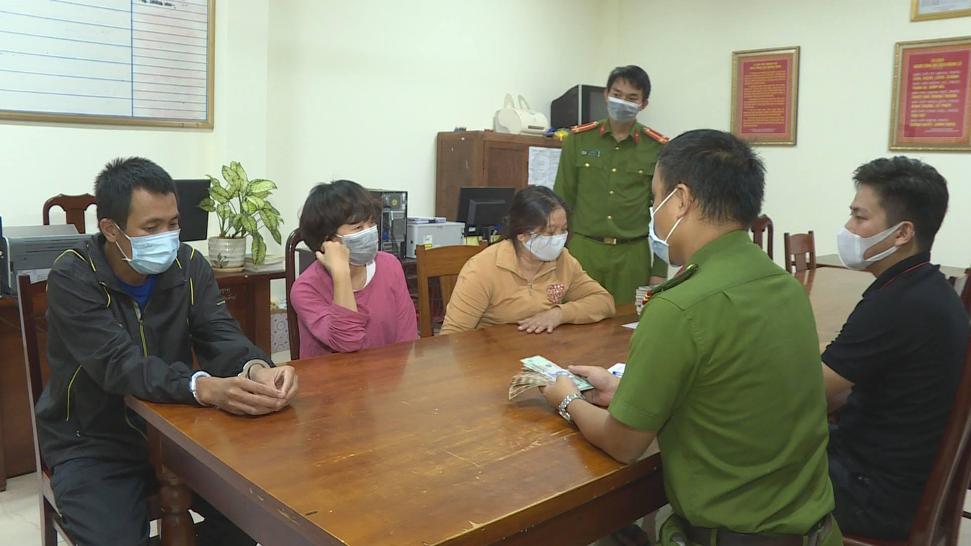 Các đối tượng trong đường dây chạy án của Nguyễn Thị Vy Thảo (áo tím, ngồi giữa) Các đối tượng trong đường dây chạy án của Nguyễn Thị Vy Thảo (áo tím, ngồi giữa)