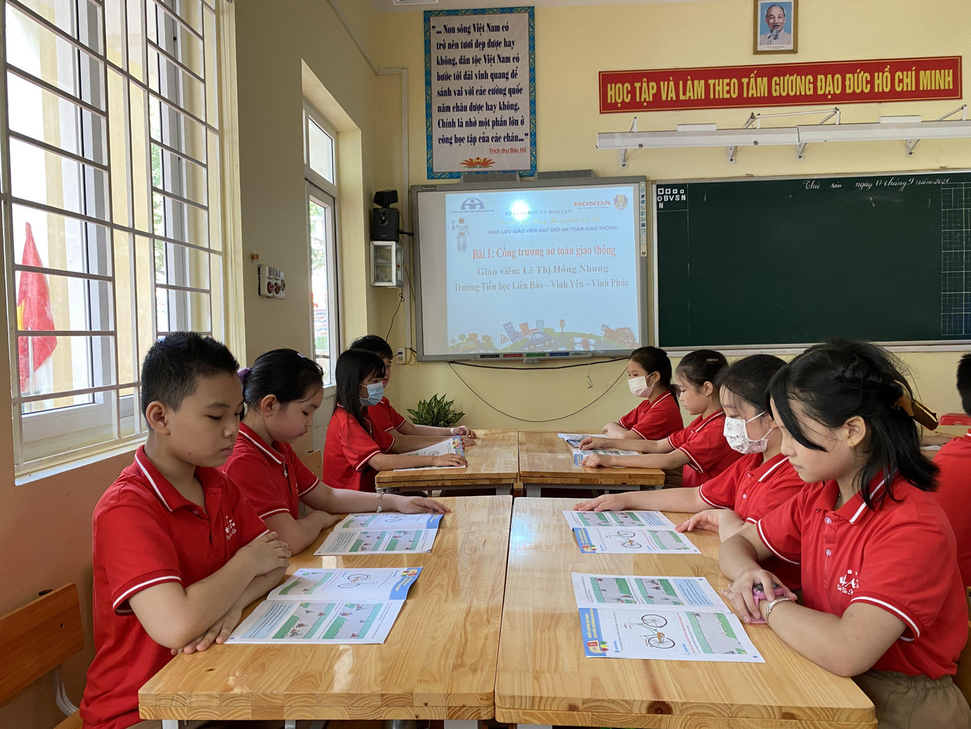 Các em học sinh Tiểu học cùng học về ATGT