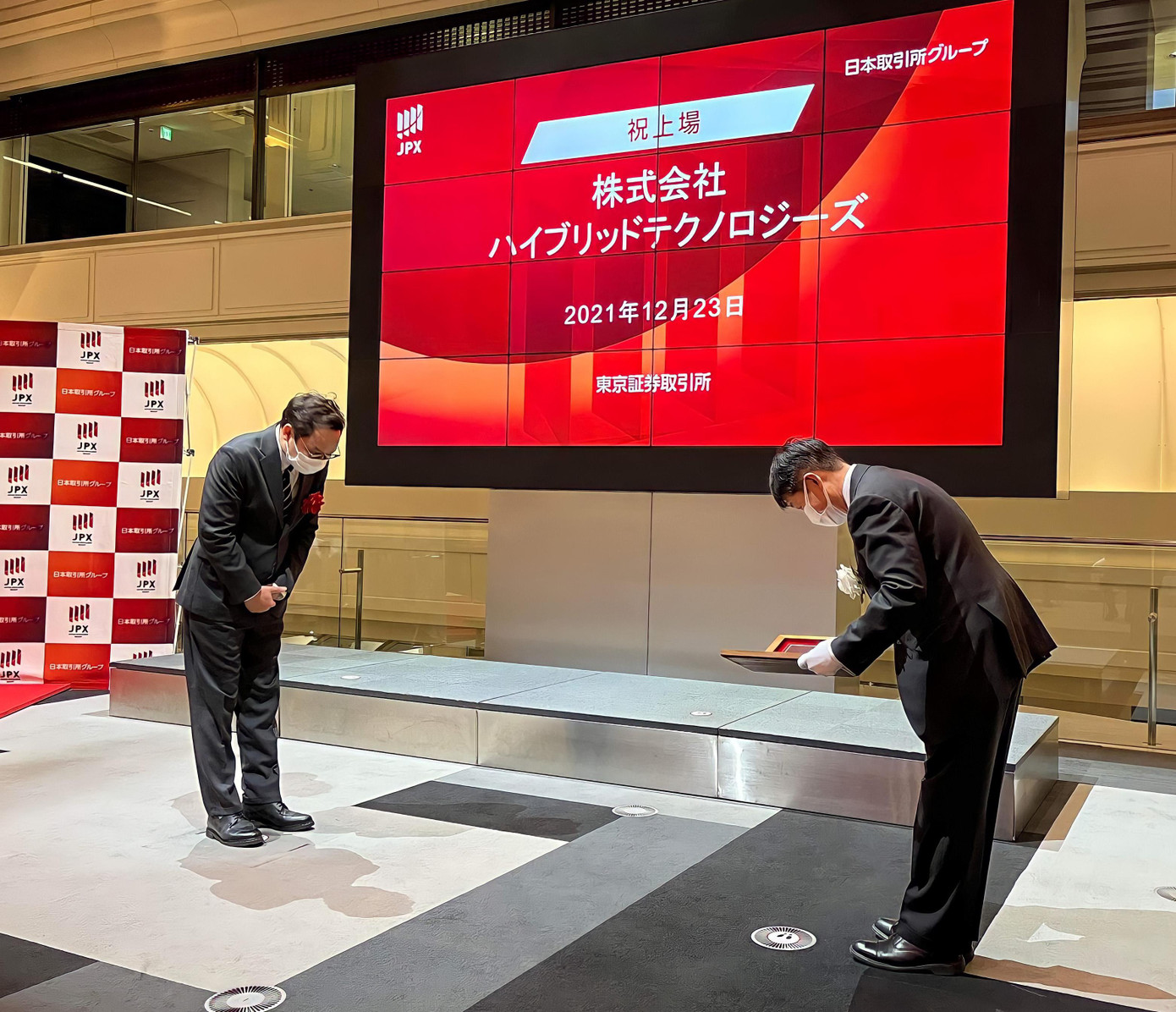 CEO Trần Văn Minh đại diện Hybrid Technologies nhận chứng nhận IPO từ Sở giao dịch Chứng khoán Tokyo