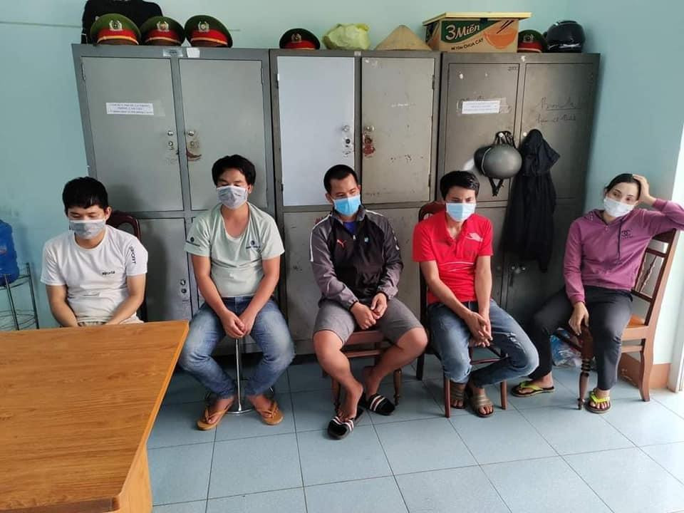 Nhóm đối tượng bị tạm giữ (ảnh trên) và tang vật bị thu giữ (ảnh dưới)