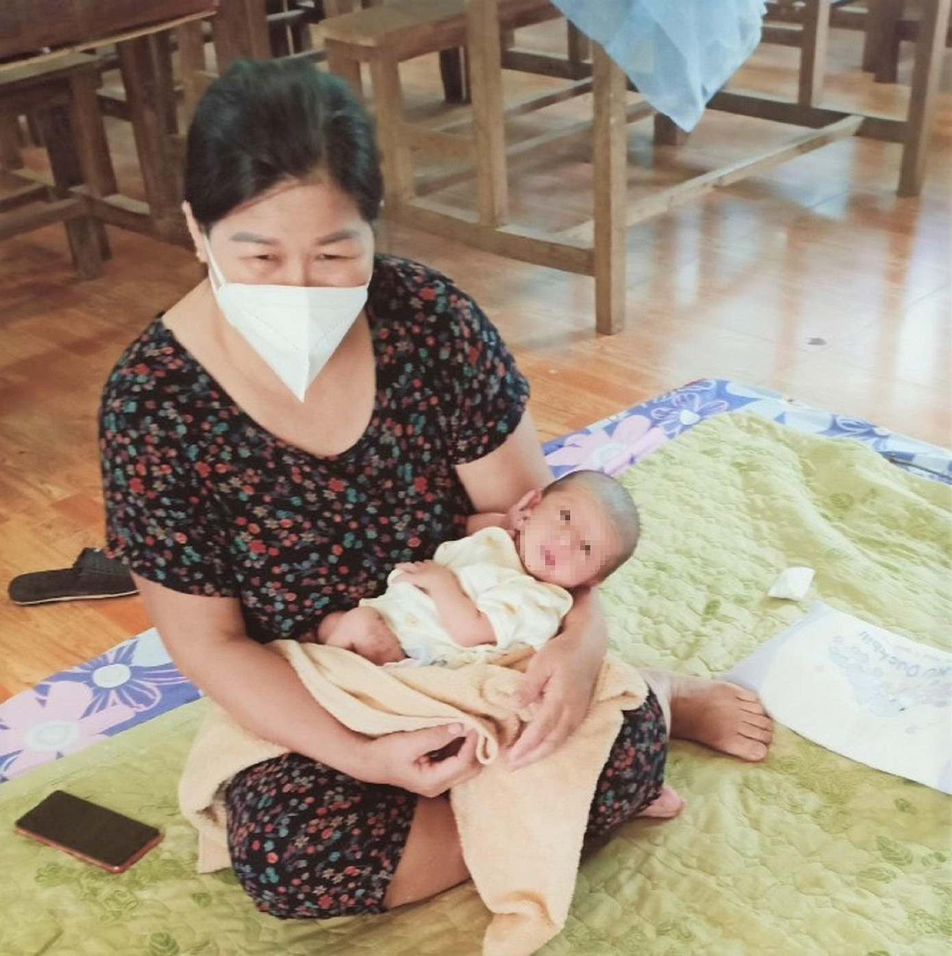 Bà ngoại hạnh phúc khi thấy cháu khỏe từng ngày