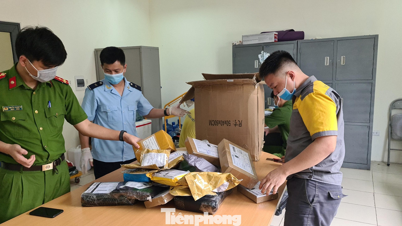 Lực lượng chức năng kiểm tra lô hàng