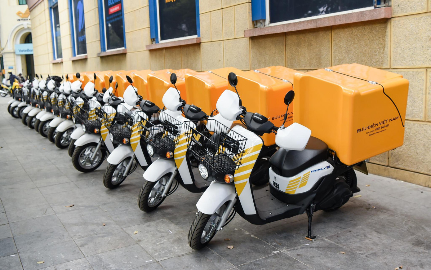 Xe được trang bị bộ sạc rời bên ngoài với thời gian sạc từ mức không tới đầy cho hai bình điện của xe khoảng 4 giờ đồng hồ Xe được trang bị bộ sạc rời bên ngoài với thời gian sạc từ mức không tới đầy cho hai bình điện của xe khoảng 4 giờ đồng hồ