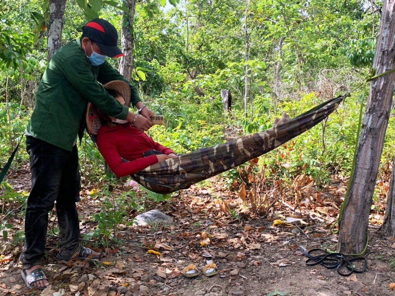 Nguyễn Văn Trực đang thực hiện lại hiện trường vụ cướp tài sản