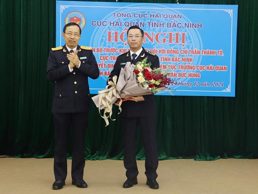 Tổng cục trưởng Tổng cục Hải quan Nguyễn Văn Cẩn trao quyết định bổ nhiệm, tặng hoa cho tân Cục trưởng Hải quan Bắc Ninh Trần Đức Hùng