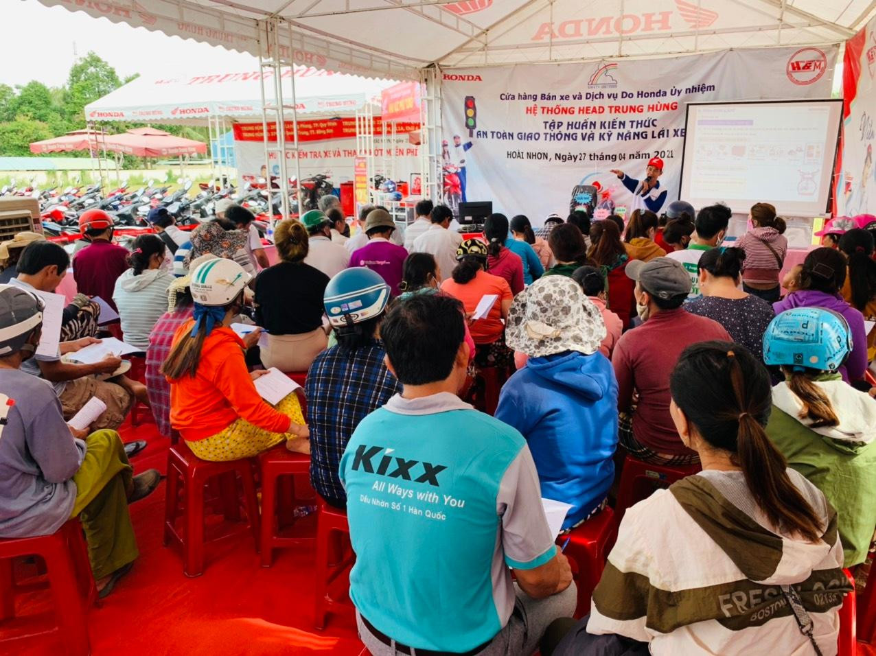 HEAD Trung Hùng hướng dẫn lý thuyết lái xe an toàn cho các học viên (Ảnh chụp thời điểm ở đây chưa có dịch COVID-19)