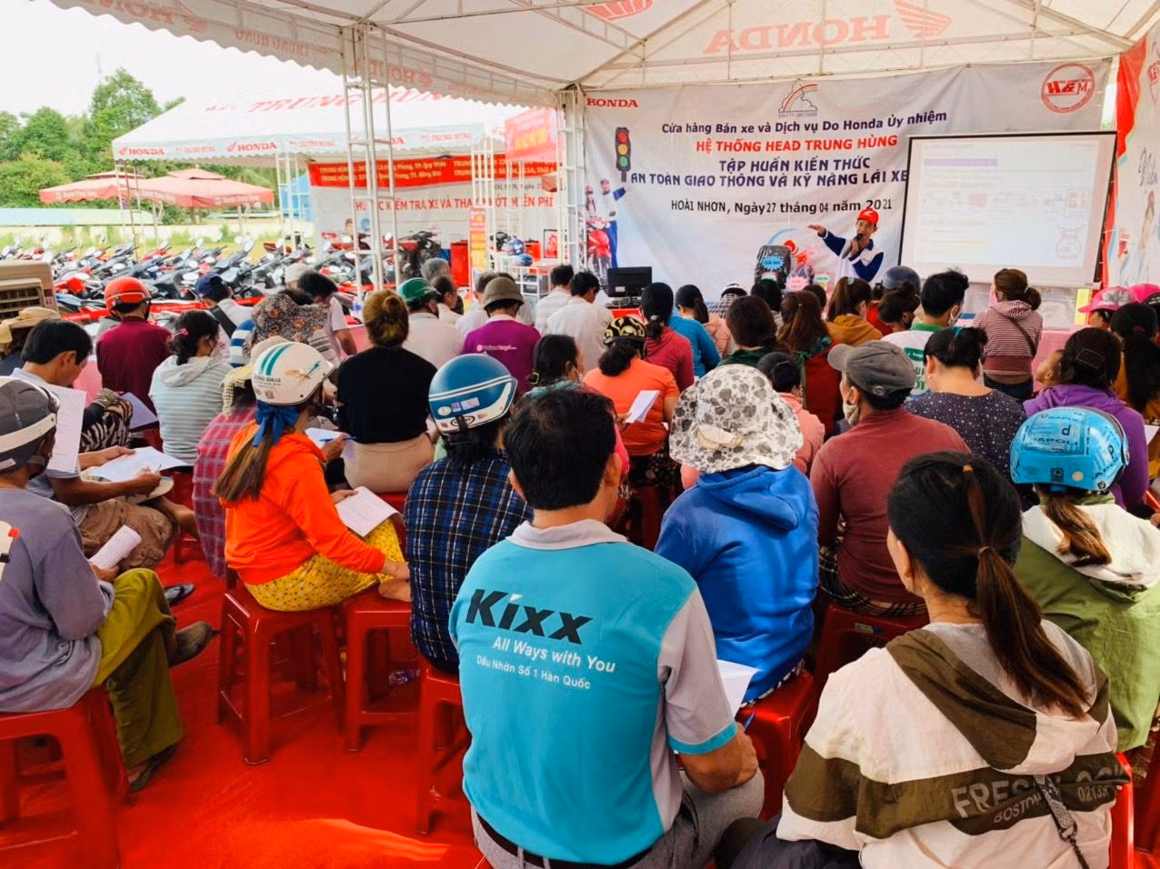 HEAD Trung Hùng hướng dẫn lý thuyết lái xe an toàn cho các học viên (Ảnh chụp thời điểm ở đây chưa có dịch COVID-19)