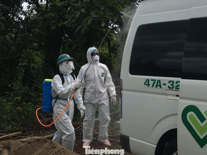 Cán bộ Y tế phun khử khuẩn xe chở thi hài bệnh nhân Cán bộ Y tế phun khử khuẩn xe chở thi hài bệnh nhân