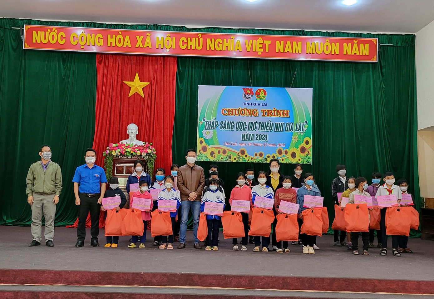 Sáng 10/12, anh Đỗ Duy Nam - Phó Bí thư Tỉnh đoàn, Chủ tịch Hội đồng Đội tỉnh Gia Lai cùng bà Bùi Khoa Nghi - Phó Giám đốc Sở Giáo dục và Đào tạo tỉnh Gia Lai, ông Y Phương- Phó Chủ tịch UBND huyện Kbang và nhà báo Tuấn Nguyễn - Thư ký tòa soạn Văn phòng Đại diện báo Tiền Phong khu vực Tây Nguyên đến huyện Kbang trao tặng 25 đàn gà cùng các suất quà của Tỉnh đoàn Gia Lai đến 25 em nhỏ hoàn cảnh khó khăn.