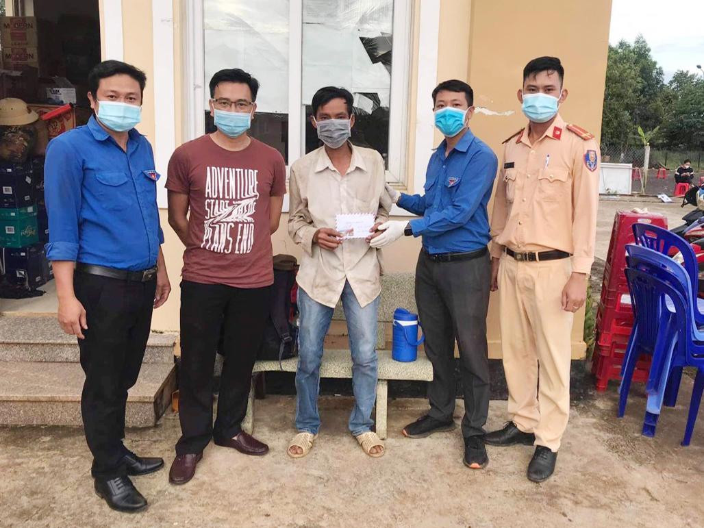 Trung úy Nguyễn Văn Quỳnh (bìa phải) cùng đại diện đoàn thanh niên xã, huyện trao số tiền do nhóm "Đắk Rlấp 24h" quyên góp được tặng anh Khánh