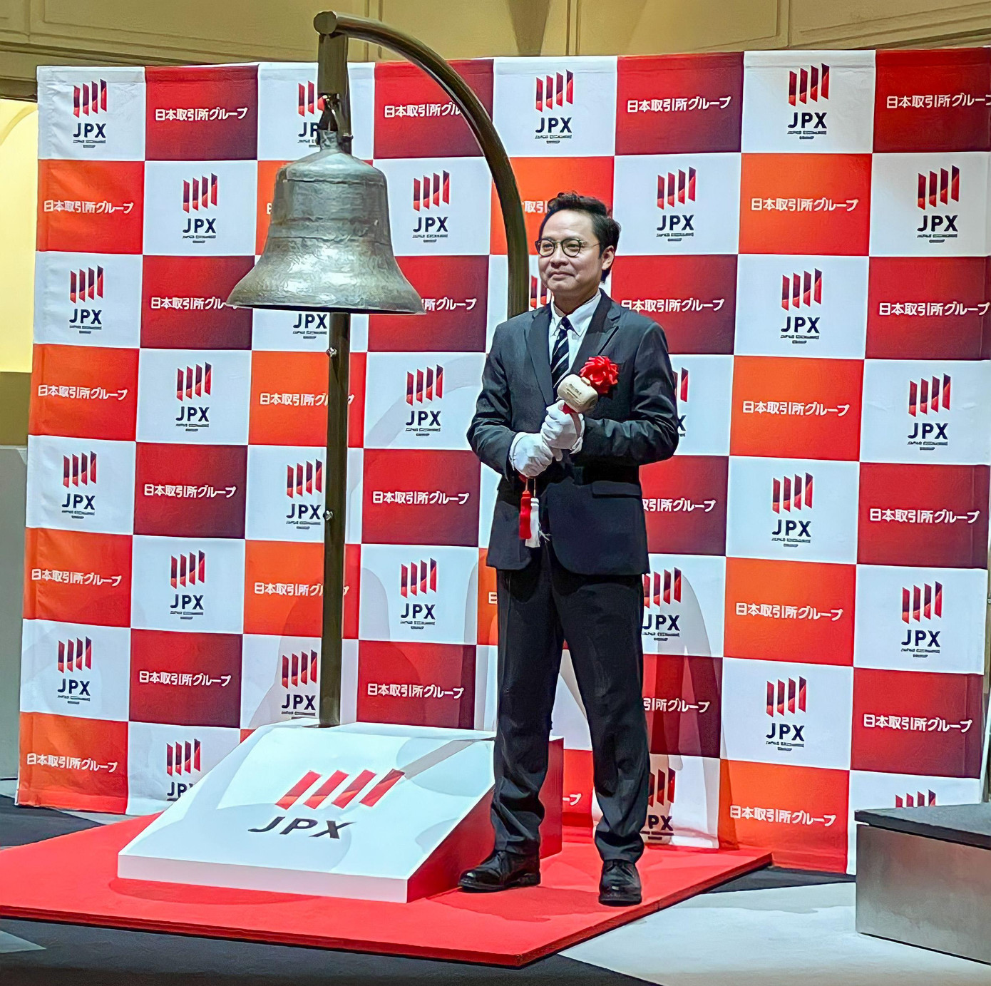 CEO Trần Văn Minh thực hiện nghi thức đánh chuông chính thức niêm yết cổ phiếu 4260 trên thị trường chứng khoán Nhật Bản