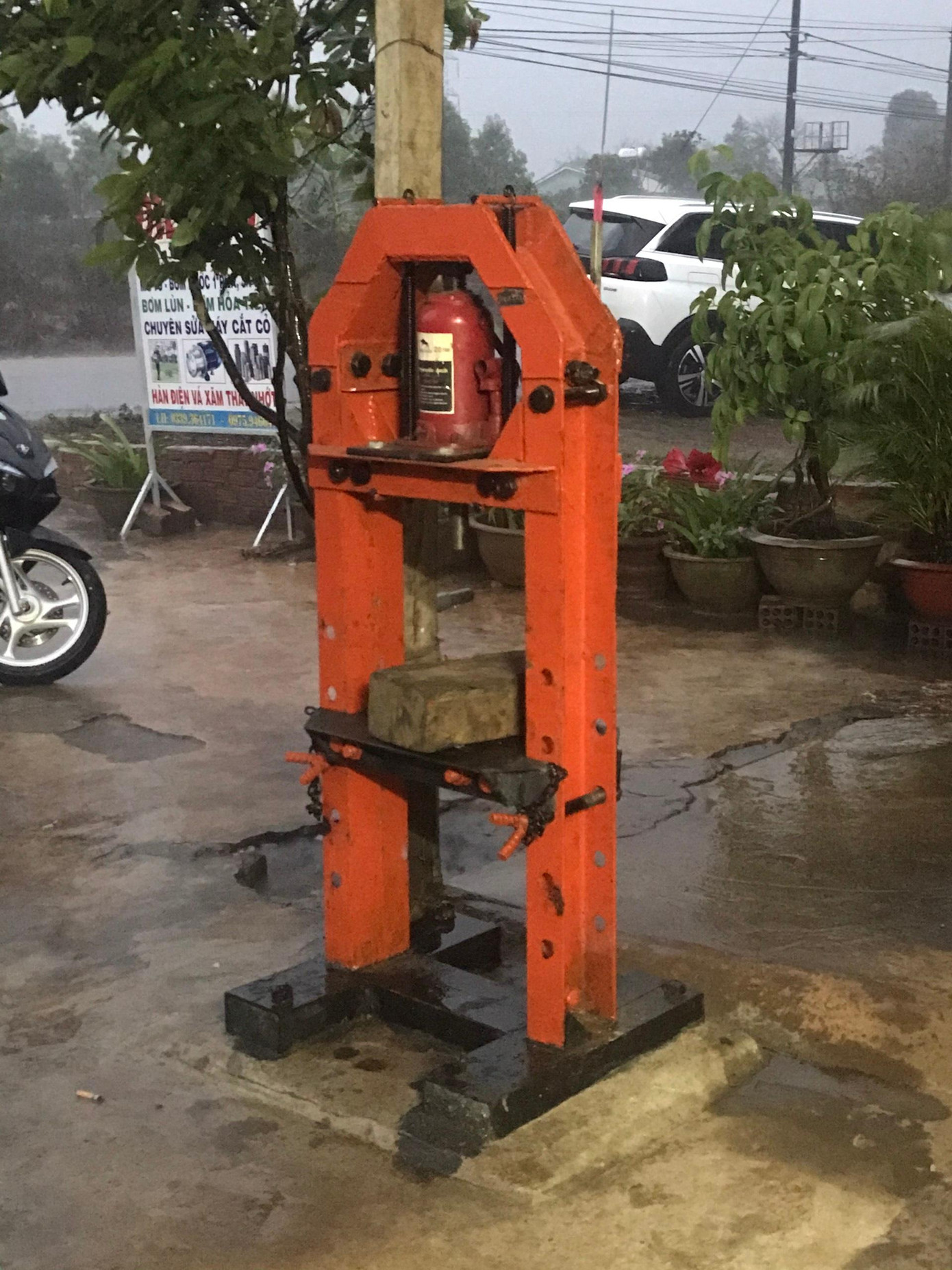 Máy ép thủy lực mà Hồng chế tạo được từ trộm sắt tại các trụ điện đường dây 500 kV. Ảnh Công an cung cấp Máy ép thủy lực mà Hồng chế tạo được từ trộm sắt tại các trụ điện đường dây 500 kV. Ảnh Công an cung cấp