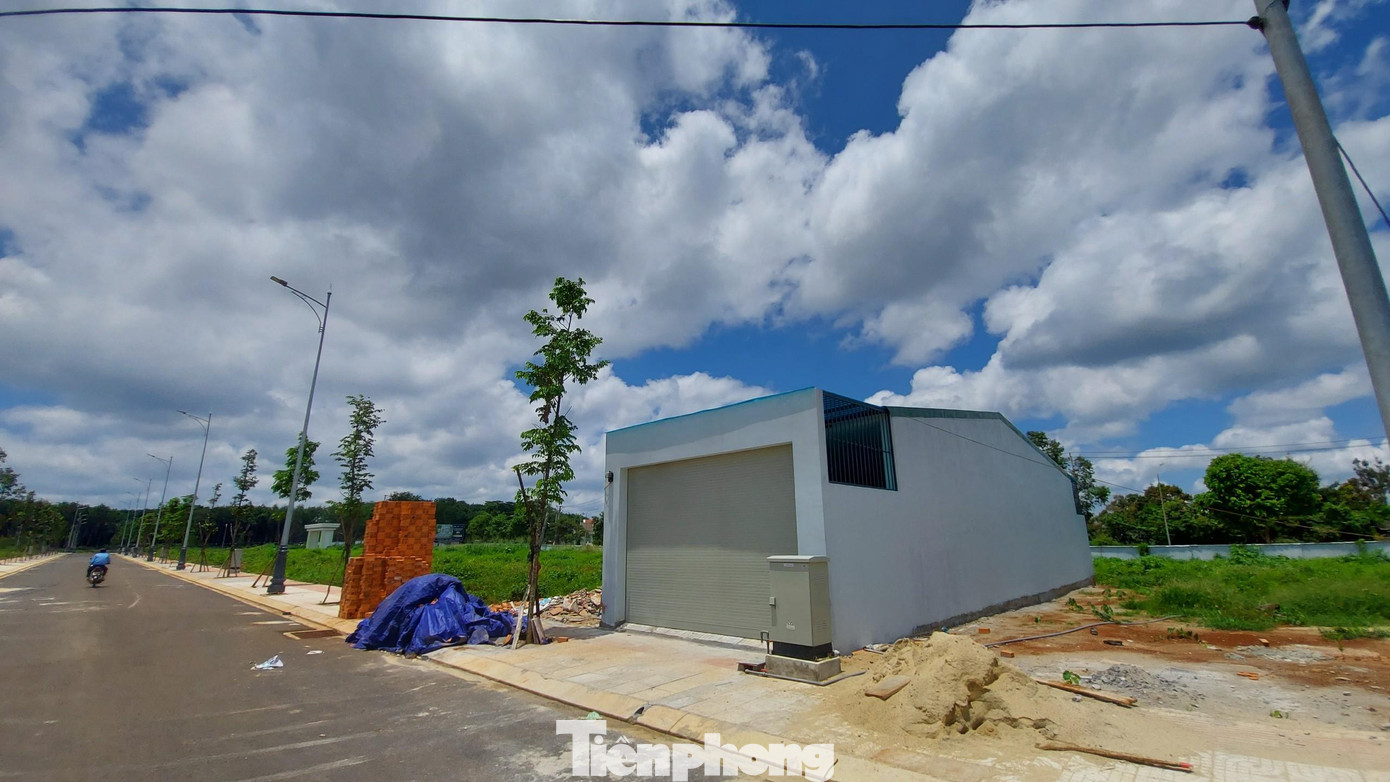 Một căn nhà cấp bốn được xây dựng lạc lõng so với phối cảnh được phê duyệt