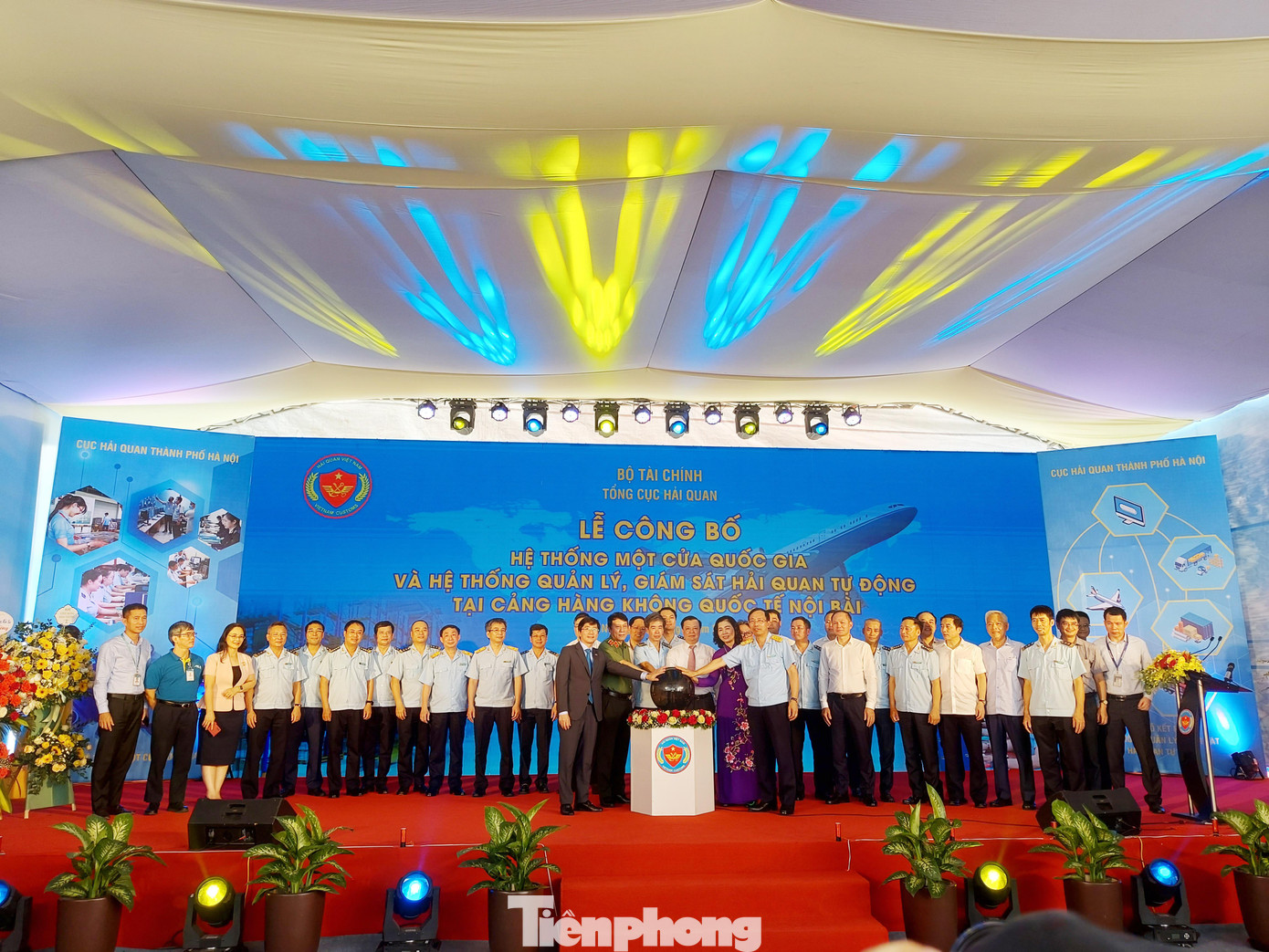 Lãnh đạo Bộ Tài chính và ngành Hải quan dự lễ công bố Hệ thống một cửa quốc gia, Hệ thống quản lý và giám sát Hải quan tự động tại Cảng hàng không quốc tế Nội Bài tháng 9/2020 Lãnh đạo Bộ Tài chính và ngành Hải quan dự lễ công bố Hệ thống một cửa quốc gia, Hệ thống quản lý và giám sát Hải quan tự động tại Cảng hàng không quốc tế Nội Bài tháng 9/2020