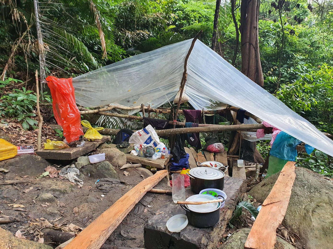 Lán trại với các dấu vết có người ở còn mới Lán trại với các dấu vết có người ở còn mới