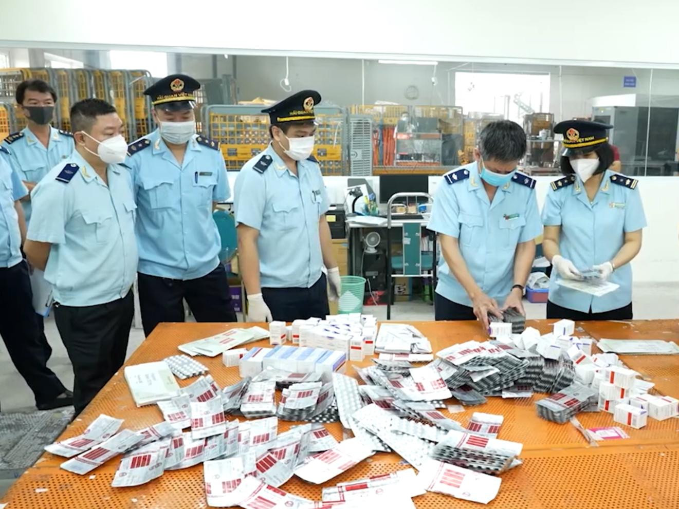 Hàng hóa khai báo là thực phẩm, gửi dạng quà biếu, tặng cho nhiều người ở Hà Nội, Cao Bằng