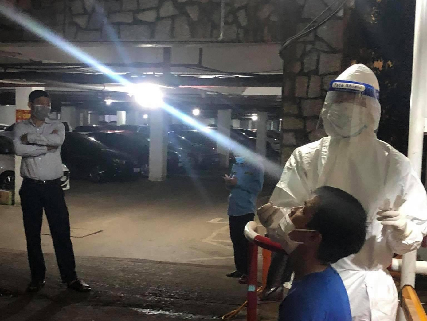 Ngành Y tế Đắk Lắk lấy mẫu xét nghiệm người dân liên quan đến các ca mắc COVID-19 mới Ngành Y tế Đắk Lắk lấy mẫu xét nghiệm người dân liên quan đến các ca mắc COVID-19 mới