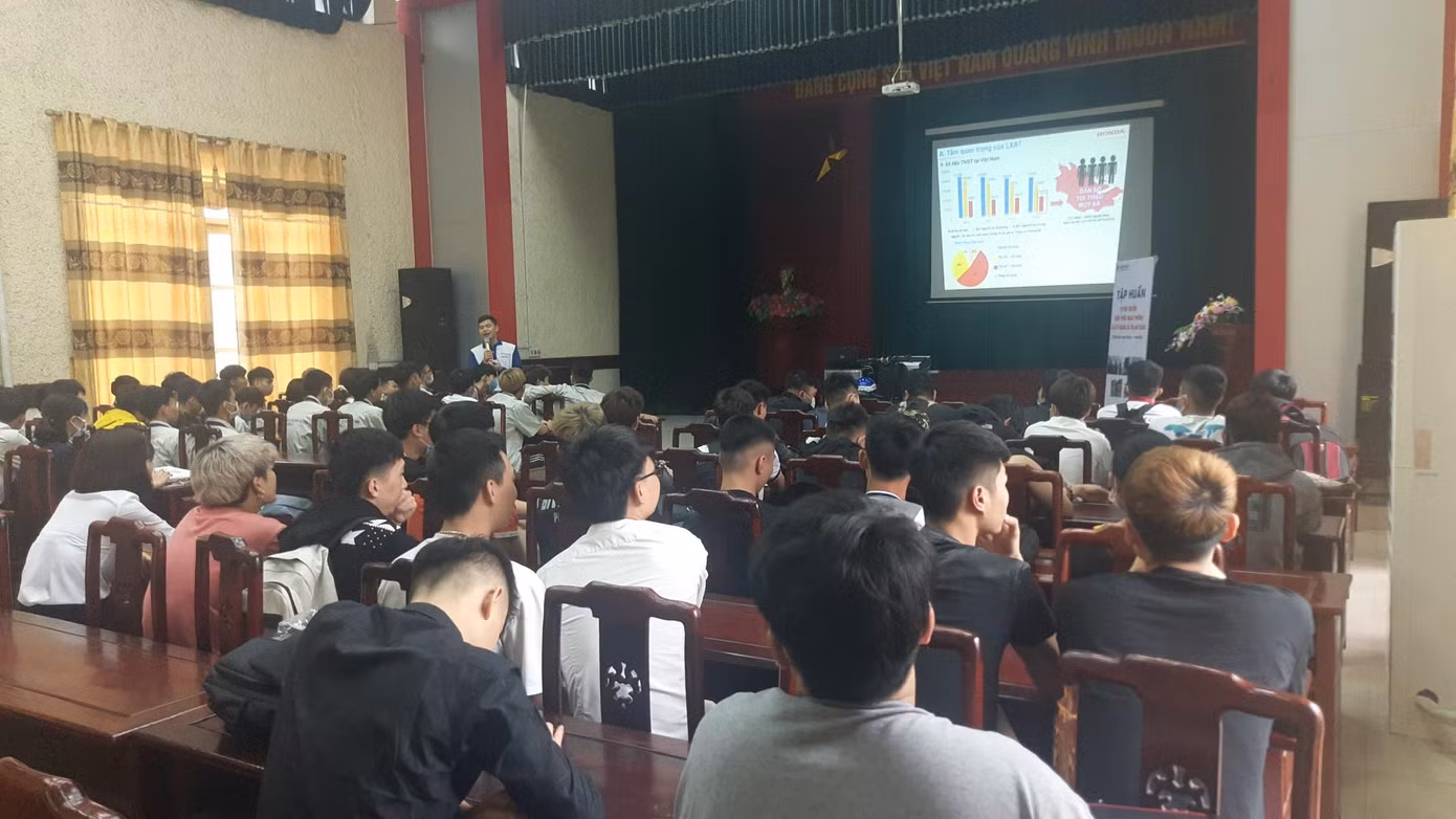 HEAD Việt Long hướng dẫn lý thuyết cho các học viên (Ảnh chụp thời điểm ở đây chưa có dịch COVID-19)