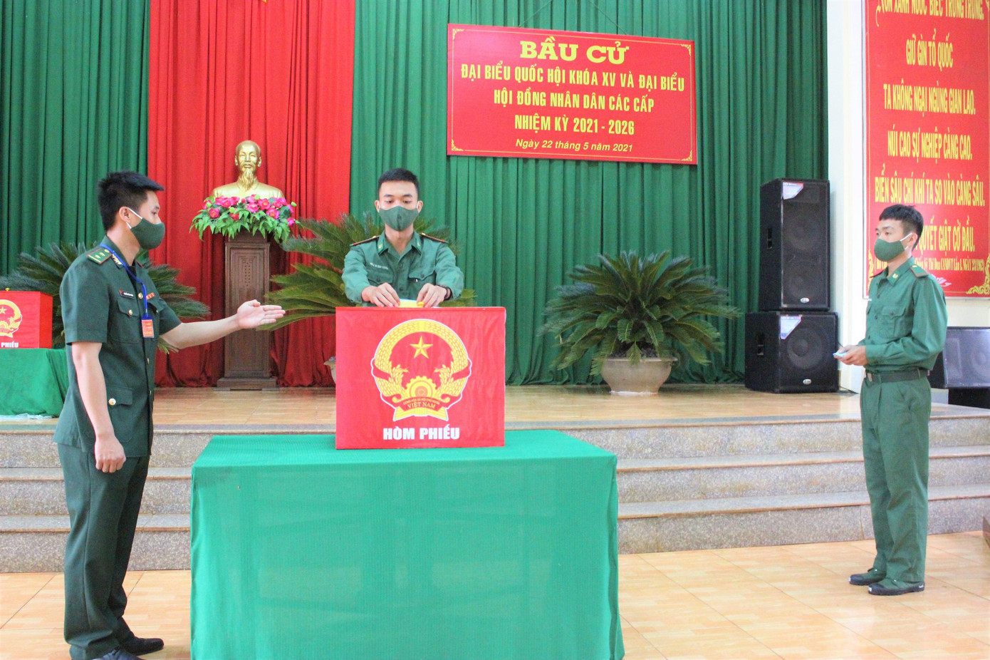 Chiến sĩ trẻ hồi hộp lần đầu cầm lá phiếu bầu cử. Ảnh: Huỳnh Thủy Chiến sĩ trẻ hồi hộp lần đầu cầm lá phiếu bầu cử. Ảnh: Huỳnh Thủy