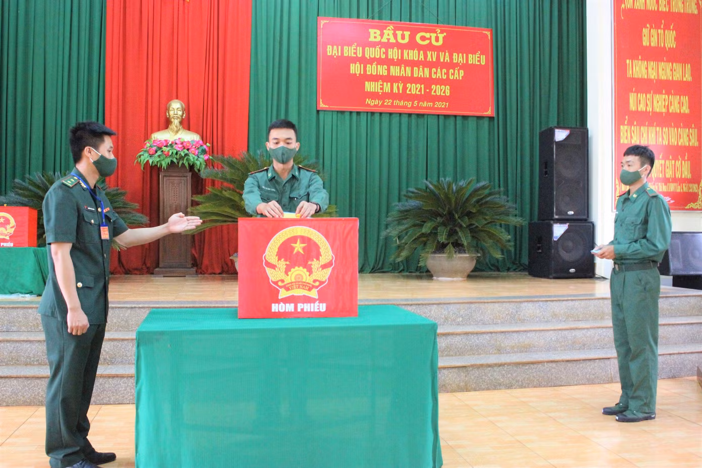 Chiến sĩ trẻ hồi hộp lần đầu cầm lá phiếu bầu cử. Ảnh: Huỳnh Thủy Chiến sĩ trẻ hồi hộp lần đầu cầm lá phiếu bầu cử. Ảnh: Huỳnh Thủy