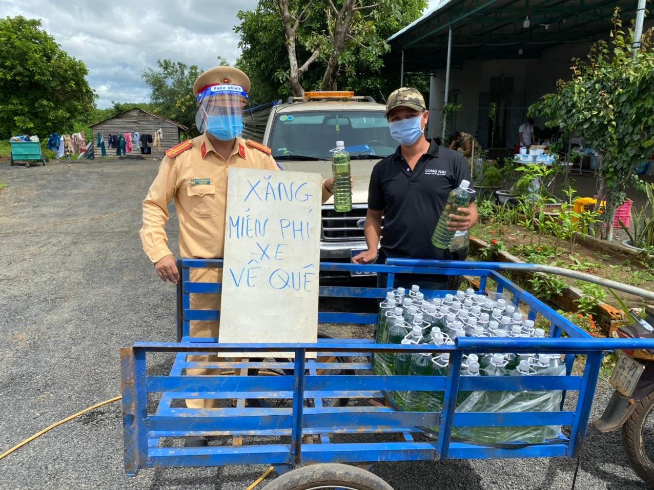 CSGT Gia Lai phát xăng miễn phí, tiếp sức cho người dân về quê tránh dịch