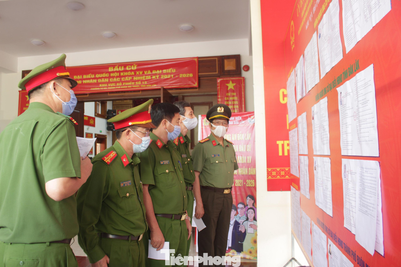 Các đại biểu nghiên cứu tiểu sử của các ứng cử viên Các đại biểu nghiên cứu tiểu sử của các ứng cử viên