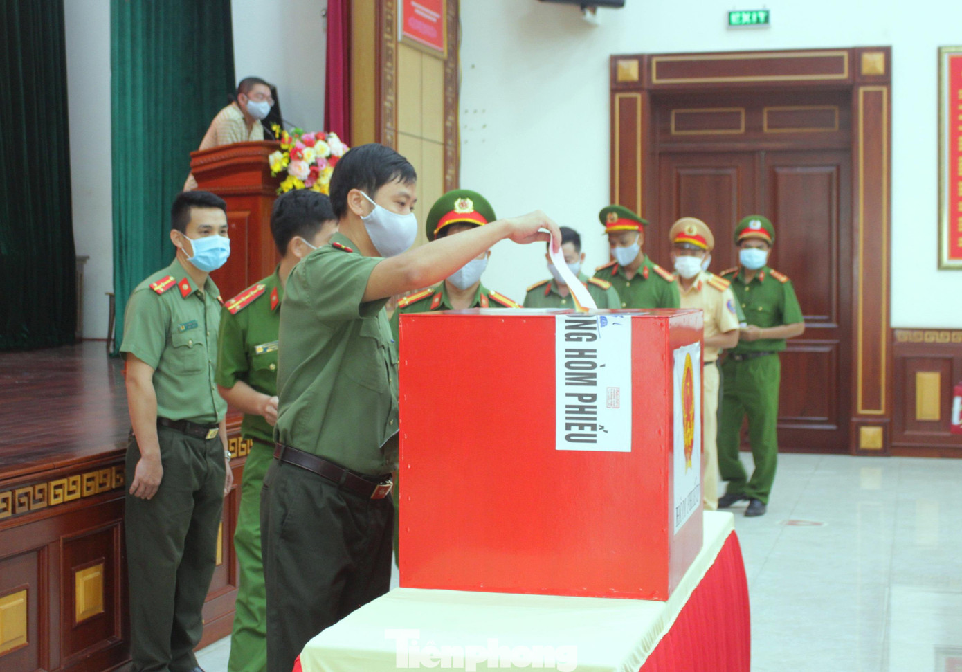 Các cán bộ, chiến sĩ công an tỉnh bỏ phiếu bầu cử Các cán bộ, chiến sĩ công an tỉnh bỏ phiếu bầu cử
