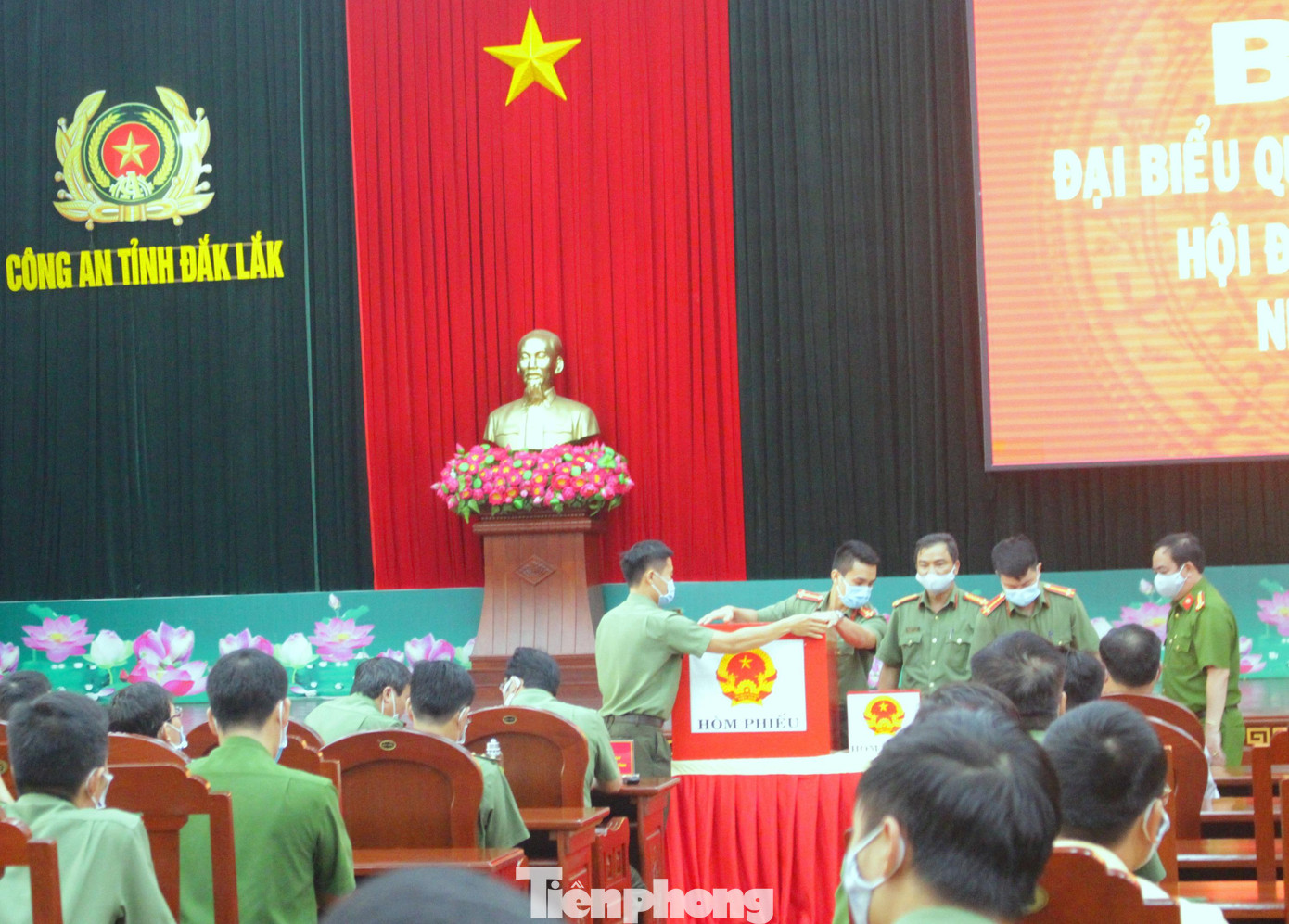 Tổ bầu cử và cử tri kiểm tra hòm phiếu Tổ bầu cử và cử tri kiểm tra hòm phiếu