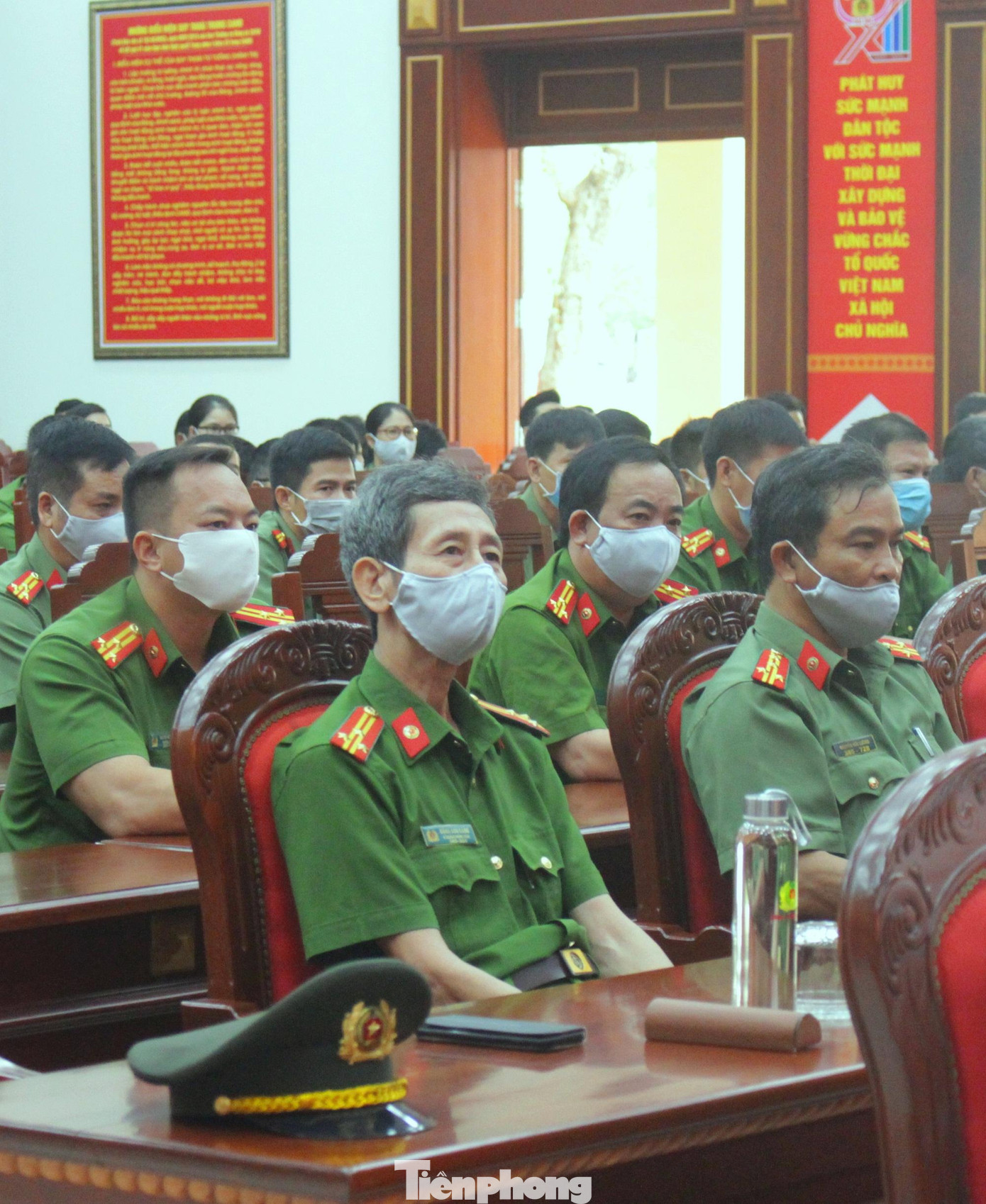 Thượng tá Đặng Sơn Đáng (61 tuổi, hàng đầu tiên, bìa trái), nguyên Phó trưởng Phòng Kỹ thuật Hình sự - Cử tri cao tuổi nhất bỏ phiếu tại khu vực bầu cử số 13, phường Tự An, TP. Buôn Ma Thuột. Thượng tá Đặng Sơn Đáng (61 tuổi, hàng đầu tiên, bìa trái), nguyên Phó trưởng Phòng Kỹ thuật Hình sự - Cử tri cao tuổi nhất bỏ phiếu tại khu vực bầu cử số 13, phường Tự An, TP. Buôn Ma Thuột.