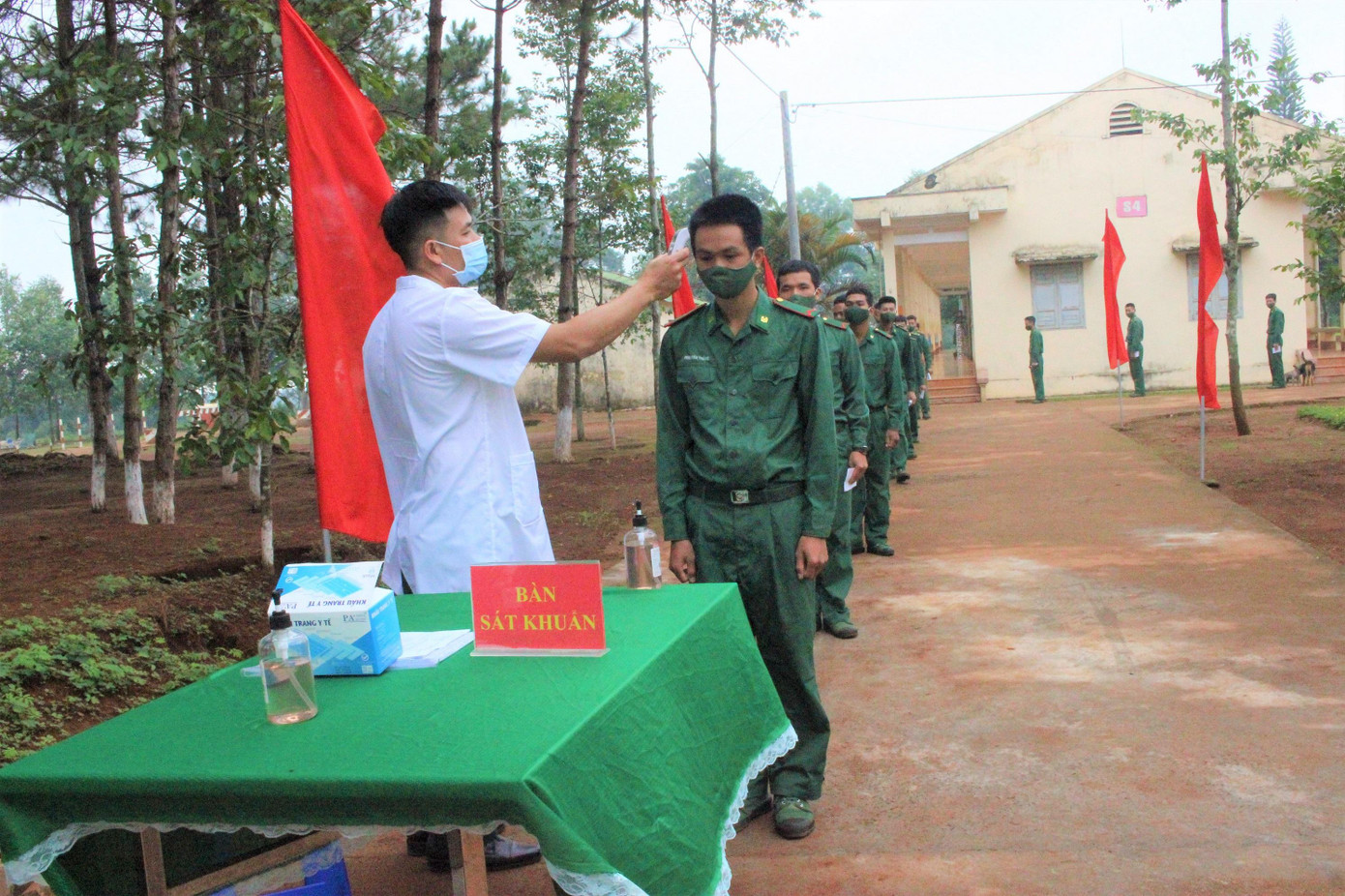 Các chiến sĩ trẻ được đo thân nhiệt, kiểm tra y tế trước khi bầu cử. Ảnh: Huỳnh Thủy. Các chiến sĩ trẻ được đo thân nhiệt, kiểm tra y tế trước khi bầu cử. Ảnh: Huỳnh Thủy.