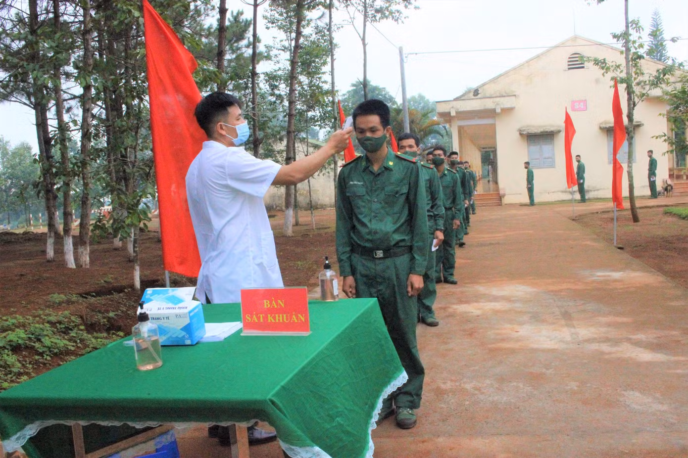 Các chiến sĩ trẻ được đo thân nhiệt, kiểm tra y tế trước khi bầu cử. Ảnh: Huỳnh Thủy. Các chiến sĩ trẻ được đo thân nhiệt, kiểm tra y tế trước khi bầu cử. Ảnh: Huỳnh Thủy.