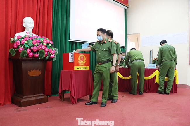 Trung tá Trần Thanh Quang, Bí thư Đảng ủy, Giám thị trại giam Đắk Trung bỏ phiếu. Tính đến 9h20 cùng ngày, các cử tri đã hoàn tất bỏ phiếu tại điểm bầu cử này. Trung tá Trần Thanh Quang, Bí thư Đảng ủy, Giám thị trại giam Đắk Trung bỏ phiếu. Tính đến 9h20 cùng ngày, các cử tri đã hoàn tất bỏ phiếu tại điểm bầu cử này.