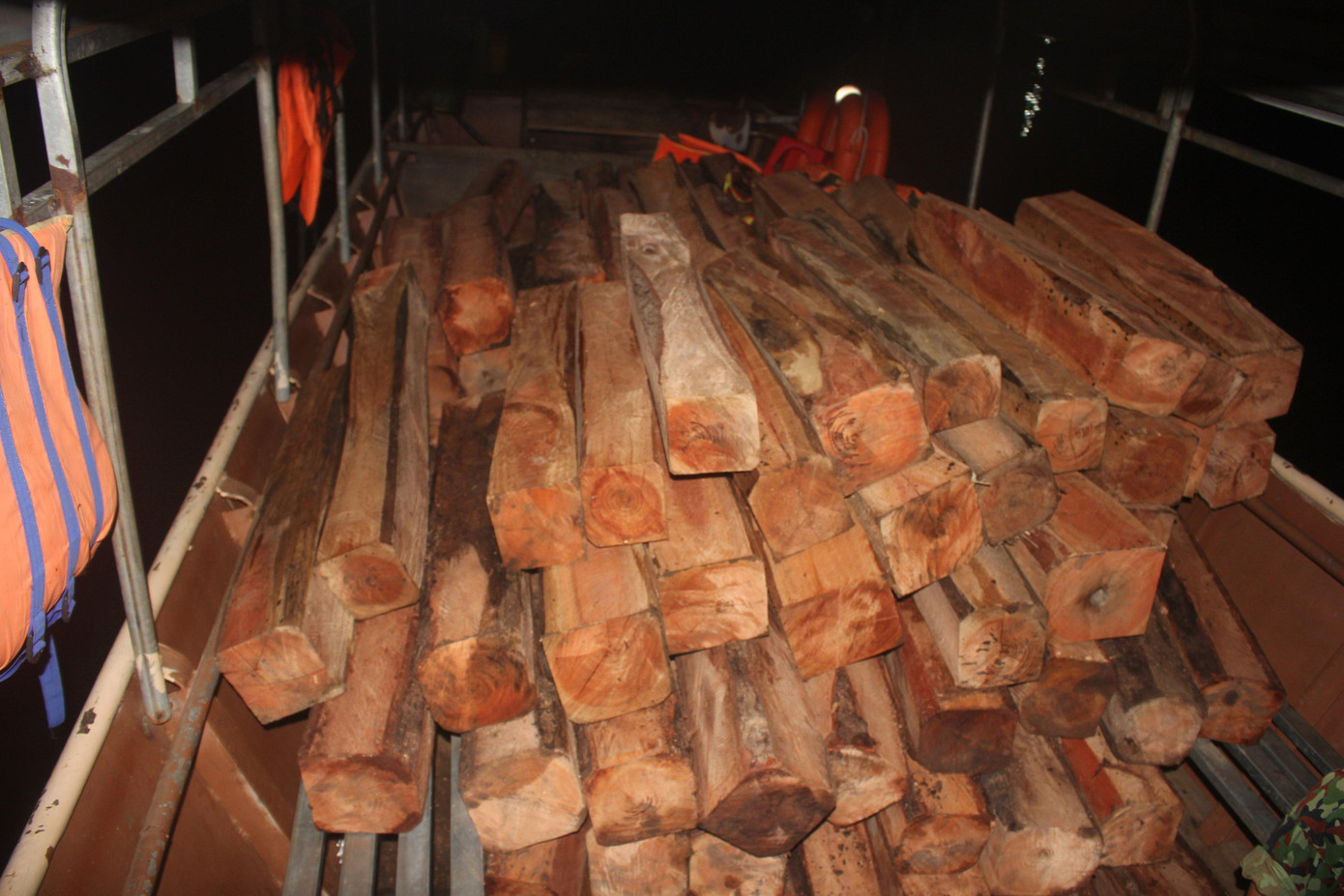 96 hộp gỗ phát hiện vào ngày 24/4 rất tươi mới, khó có thể nhận định là nằm dưới nước. Ảnh Nam Trần