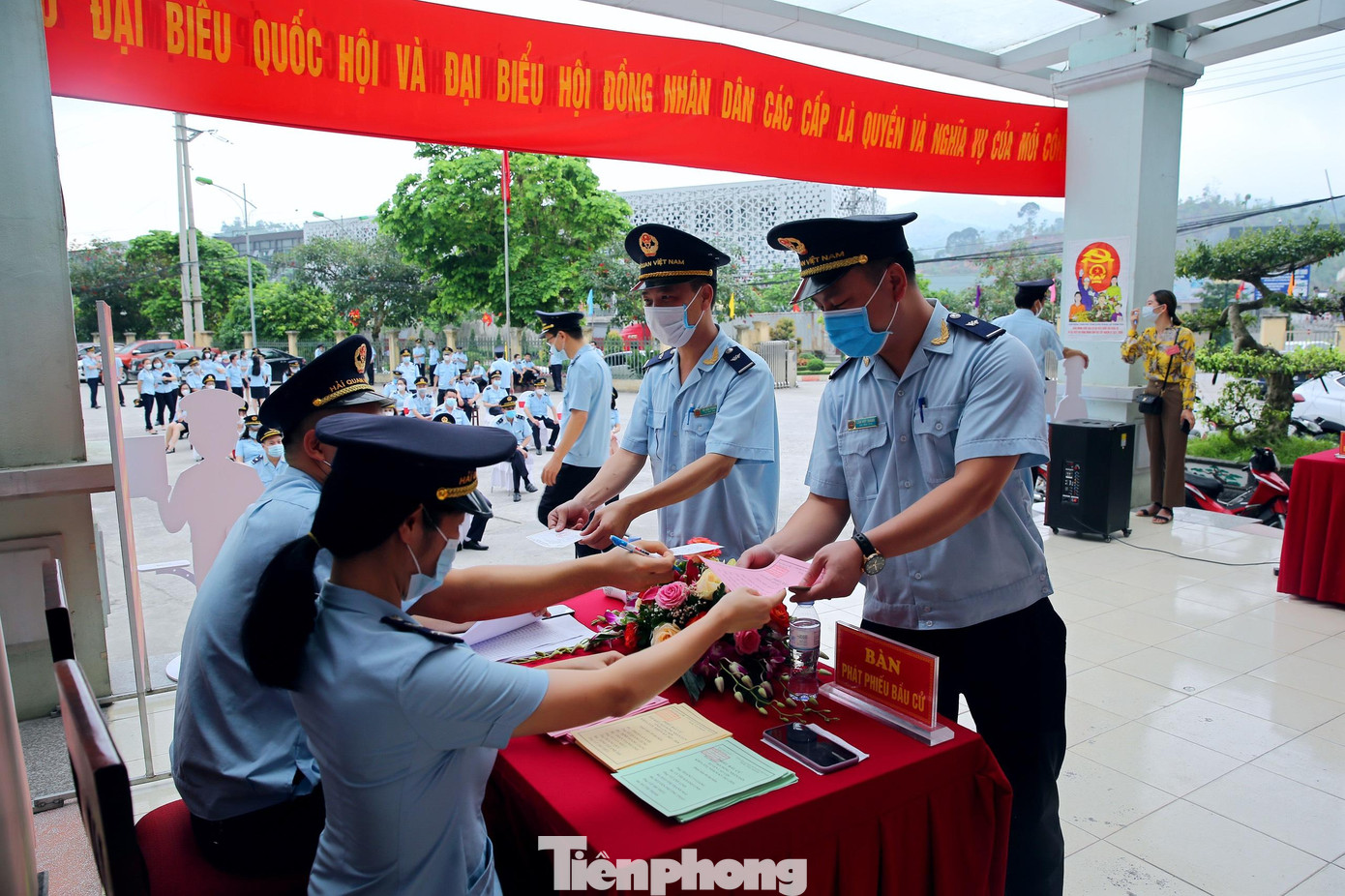 Các cử tri nhận phiếu bầu cử Các cử tri nhận phiếu bầu cử