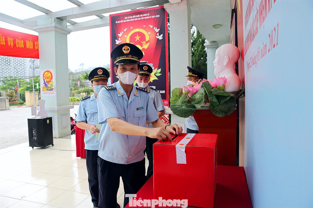 Sau đó, bỏ phiếu vào hòm. Đến 8h cùng ngày, 100% cử tri hoàn tất bỏ phiếu. Ảnh: CCHQ Hữu Nghị cung cấp Sau đó, bỏ phiếu vào hòm. Đến 8h cùng ngày, 100% cử tri hoàn tất bỏ phiếu. Ảnh: CCHQ Hữu Nghị cung cấp