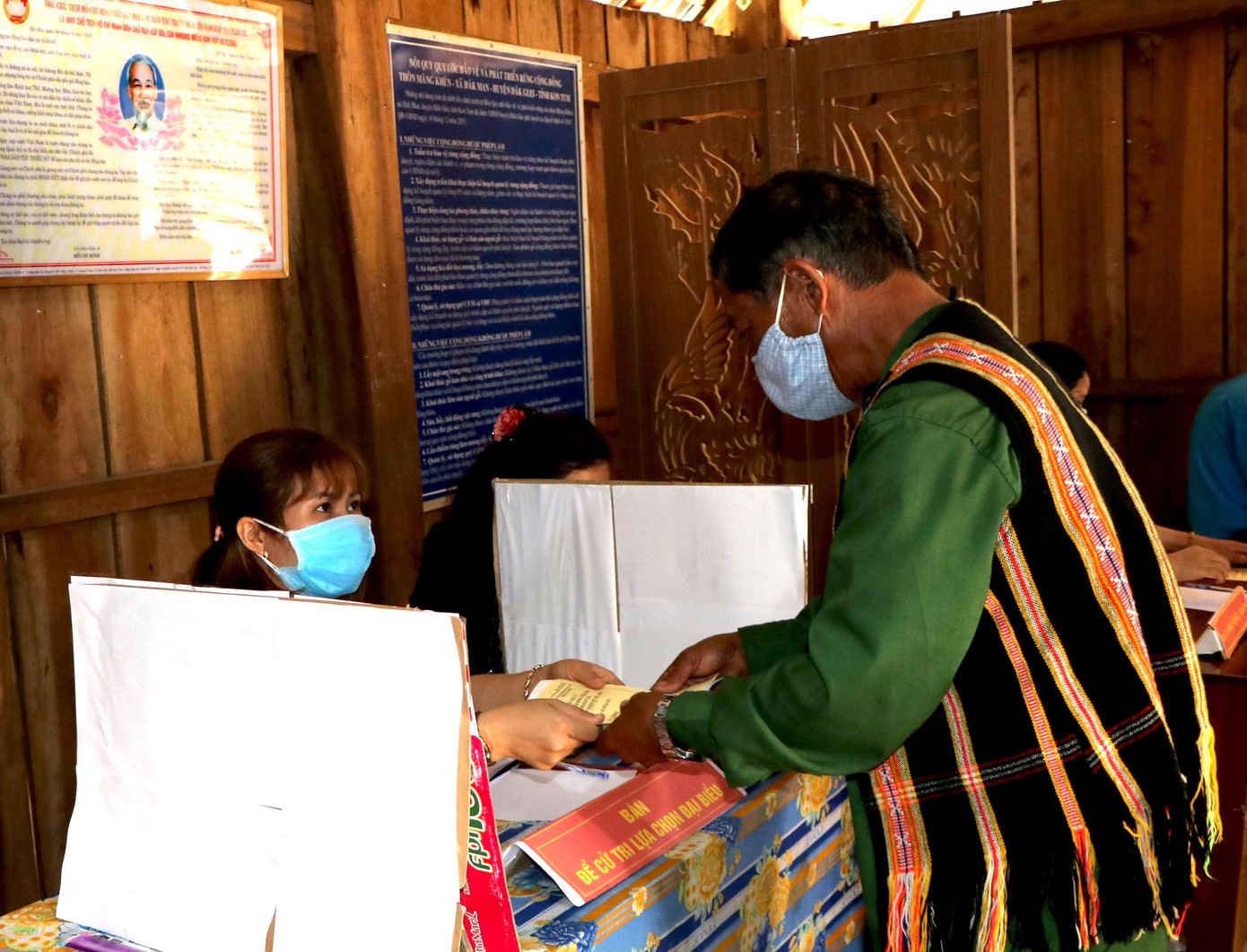 Già A Rom đến làm thủ tục bỏ phiếu Già A Rom đến làm thủ tục bỏ phiếu