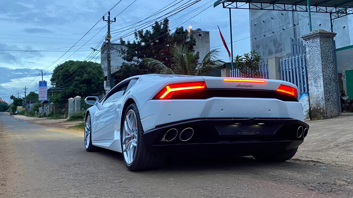Lamborghini Huracan sử dụng động cơ V10, dung tích 5,2 lít hút khí tự nhiên, cho ra công suất cực đại 610 mã lực tại vòng tua 8.250 vòng/phút, mô-men xoắn cực đại 560 Nm tại 6.500 vòng/phút, kết hợp hộp số ly hợp kép 7 cấp và hệ dẫn động 4 bánh.