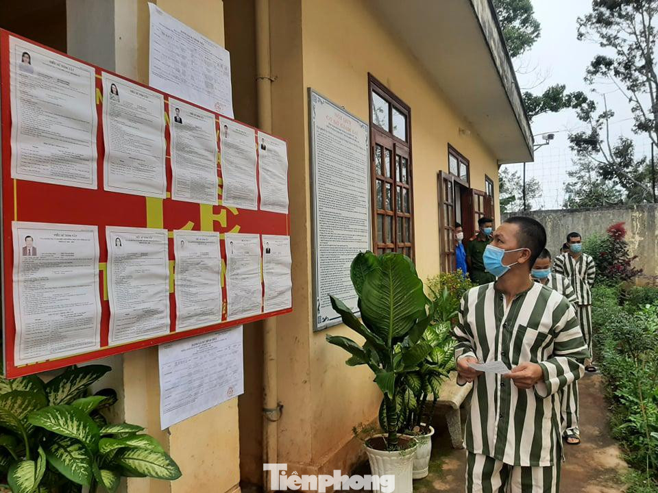 Tại Gia Lai, sáng nay, hơn 700 người đang bị tạm giữ, tạm giam tại Trại Tạm giam Công an tỉnh và Nhà tạm giữ Công an các huyện ở Gia Lai cũng thực hiện quyền bầu cử theo quy định. Tại Gia Lai, sáng nay, hơn 700 người đang bị tạm giữ, tạm giam tại Trại Tạm giam Công an tỉnh và Nhà tạm giữ Công an các huyện ở Gia Lai cũng thực hiện quyền bầu cử theo quy định.