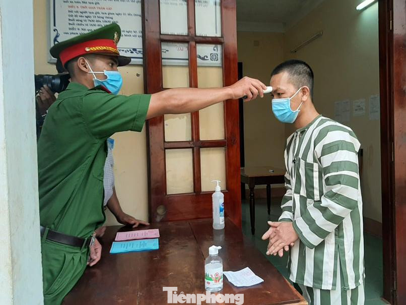 Theo ghi nhận của PV, tại Nhà tạm giữ của Công an huyện Chư Pah (Gia Lai), lúc 80h30 những người bị tạm giữ tập trung ra khu vực chuẩn bị bầu cử. Nhà tạm giữ Công an huyện Chư Pah hiện đang quản lý 16 người, trong đó có 10 người đủ điều kiện đi bỏ phiếu, 6 người không đủ điều kiện bầu cử. Thượng tá Nguyễn Duy Anh - Trưởng Công an huyện Chư Pah (Gia Lai) khẳng định, đơn vị nghiêm chỉnh thực hiện tốt công tác phòng chống dịch COVID-19 theo yêu cầu 5K của Bộ Y tế, tuân thủ nghiêm quy định của Luật bầu cử, cũng như đảm bảo quyền và nghĩa vụ của những người bị tạm giữ. Theo ghi nhận của PV, tại Nhà tạm giữ của Công an huyện Chư Pah (Gia Lai), lúc 80h30 những người bị tạm giữ tập trung ra khu vực chuẩn bị bầu cử. Nhà tạm giữ Công an huyện Chư Pah hiện đang quản lý 16 người, trong đó có 10 người đủ điều kiện đi bỏ phiếu, 6 người không đủ điều kiện bầu cử. Thượng tá Nguyễn Duy Anh - Trưởng Công an huyện Chư Pah (Gia Lai) khẳng định, đơn vị nghiêm chỉnh thực hiện tốt công tác phòng chống dịch COVID-19 theo yêu cầu 5K của Bộ Y tế, tuân thủ nghiêm quy định của Luật bầu cử, cũng như đảm bảo quyền và nghĩa vụ của những người bị tạm giữ.