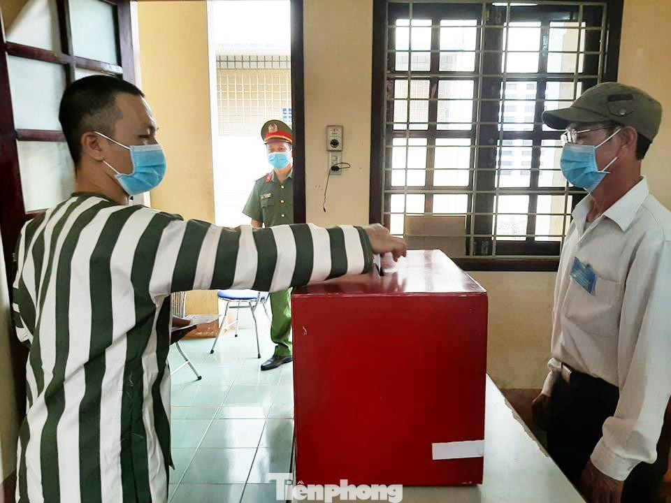 Quan sát của PV Tiền Phong, công tác tổ chức bầu cử tại Nhà tạm giữ Công an huyện Chư Pah (Gia Lai) tổ chức rất nghiêm ngặt, chặt chẽ. Sau khi bỏ phiếu, họ được dẫn về các phòng giam. Đến 9h15 ngày 23/5, các cử tri "đặc biệt" này hoàn tất việc bỏ phiếu. Quan sát của PV Tiền Phong, công tác tổ chức bầu cử tại Nhà tạm giữ Công an huyện Chư Pah (Gia Lai) tổ chức rất nghiêm ngặt, chặt chẽ. Sau khi bỏ phiếu, họ được dẫn về các phòng giam. Đến 9h15 ngày 23/5, các cử tri "đặc biệt" này hoàn tất việc bỏ phiếu.